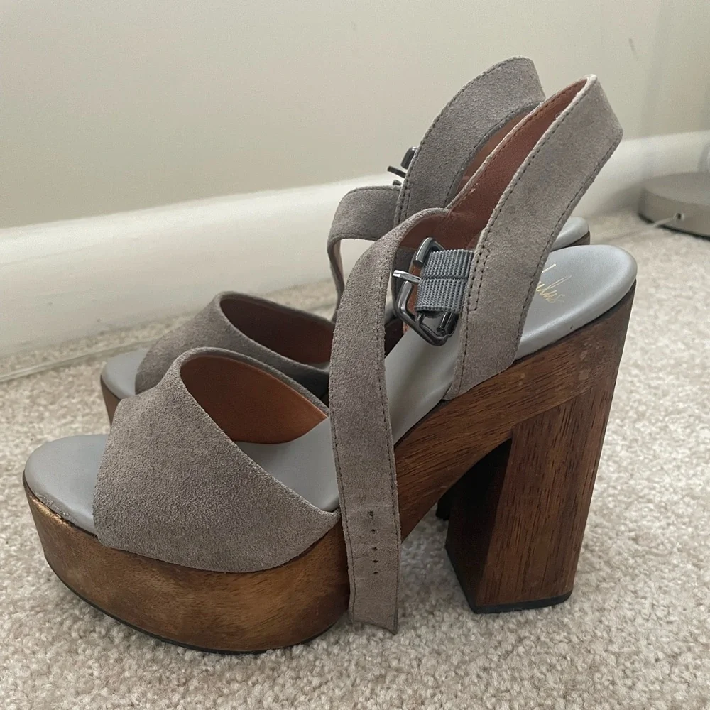 Size 7.5 Lulu’s heels - Picture 2 of 4